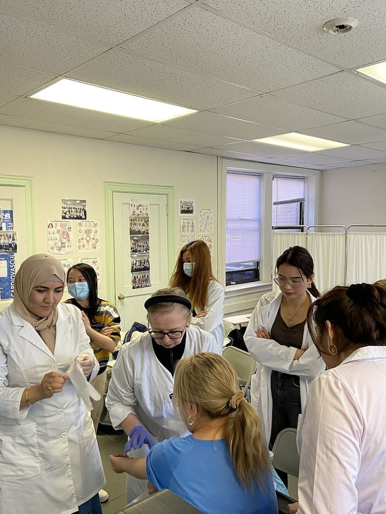 Medical assistant class in MBS institute - practice in class